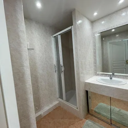 Apartment Deux Pieces Climatise A Pied Et Garage *